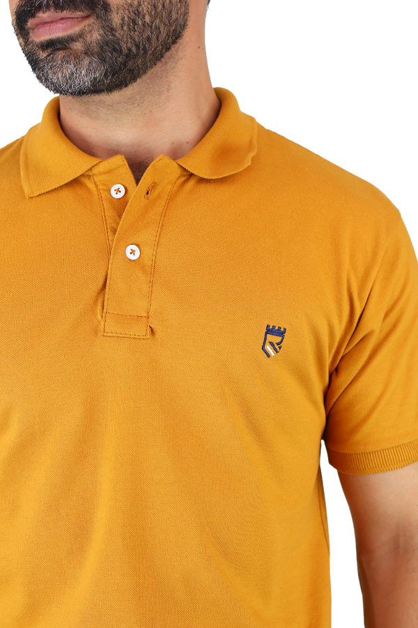 Player Tipo Polo Color Mostaza Con Bordado Corte Slim Fit Para Hombre 